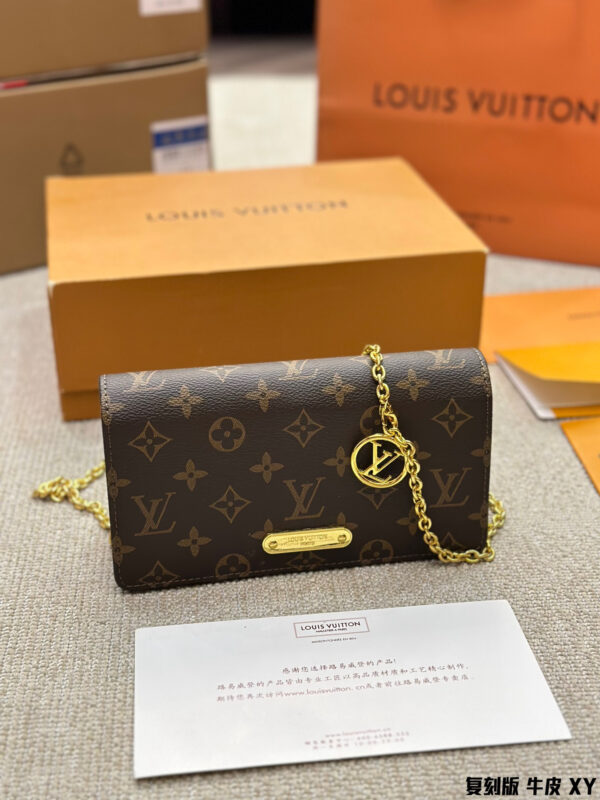 LV Wallet On Chain Lily - Monogram Canvas