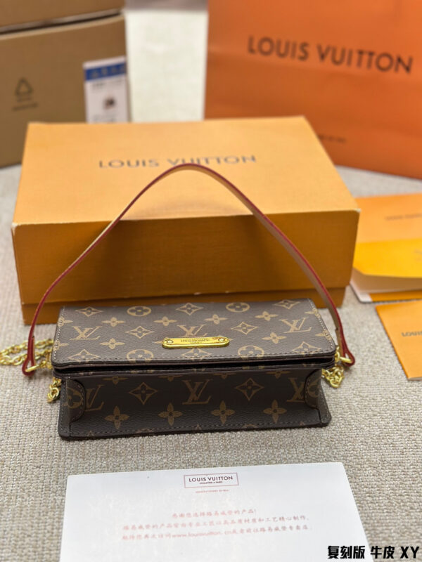 LV Wallet On Chain Lily - Monogram Canvas