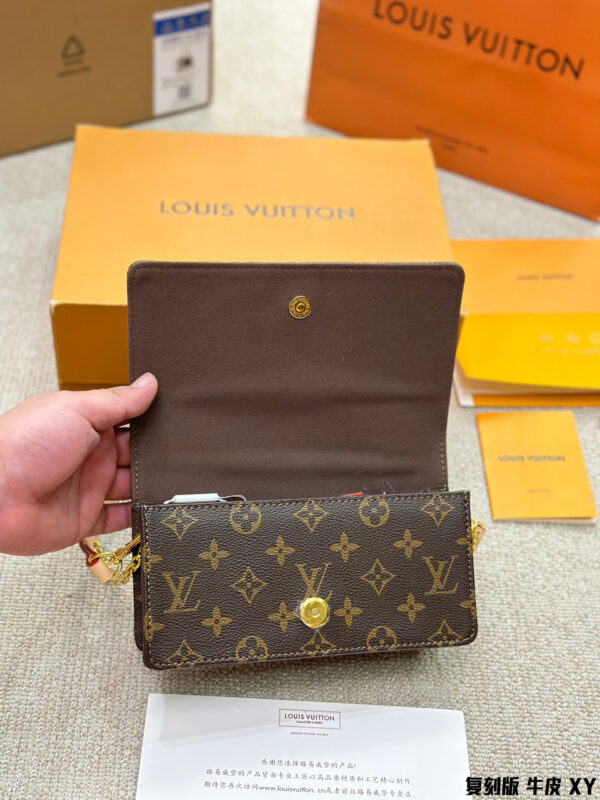 LV Wallet On Chain Lily - Monogram Canvas