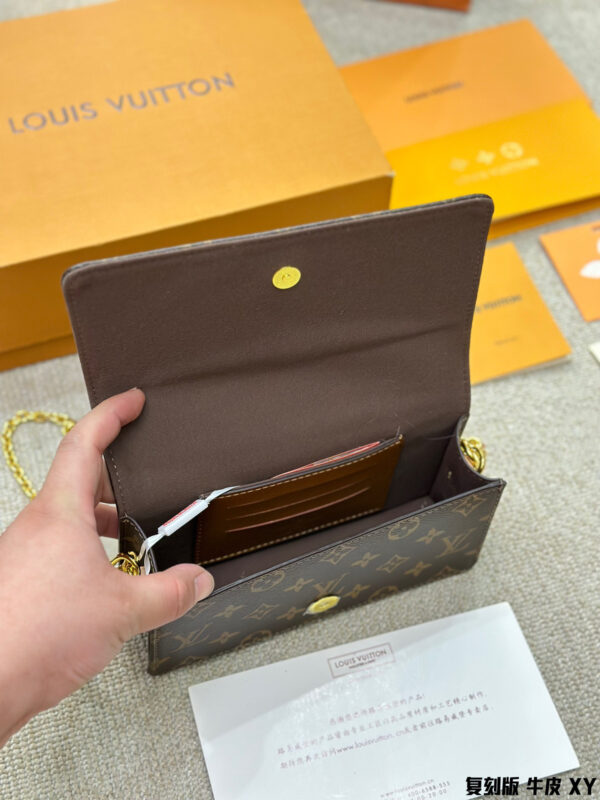 LV Wallet On Chain Lily - Monogram Canvas