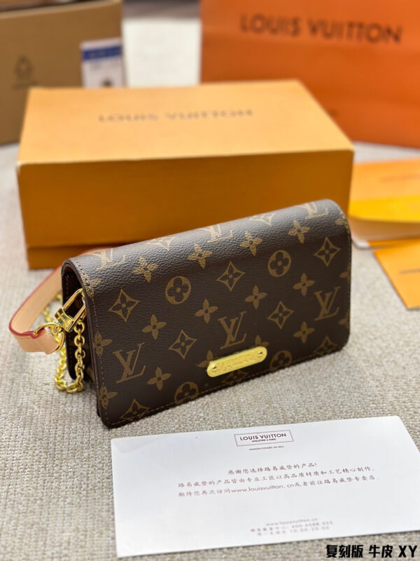 LV Wallet On Chain Lily - Monogram Canvas