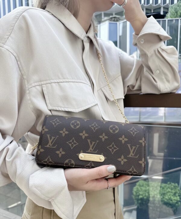 LV Wallet On Chain Lily - Monogram Canvas